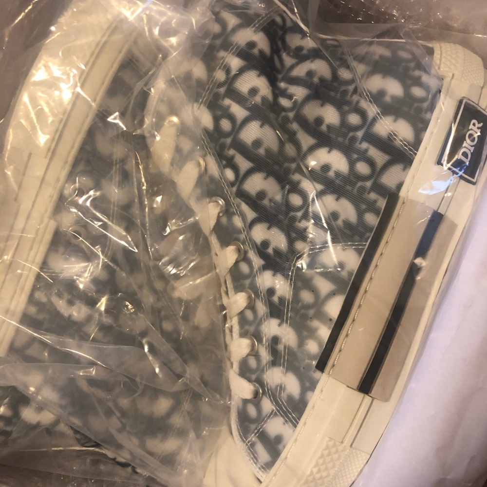 - Dior B23 sneakers